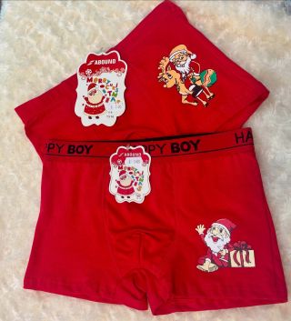 🎅 Chlapčenské mikulášske boxerky Veselé vianočné boxerky v krásnej červenej farbe s roztomilými motívmi Mikuláša. Sú...